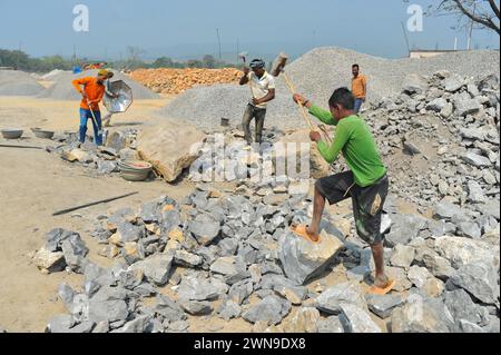 Des ouvriers brisent des pierres LC avec un broyeur dans la région de Bholaganj, connue sous le nom de « Stone State » de Sylhet Companyganj Upazila. Ces travailleurs dont la santé est menacée gagnent 500-600 taka à la fin de la journée. Environ 2000 ouvriers sont employés dans plus de deux cents machines de concassage, et des pierres d'une valeur de 3-5 roupies de crore sont brisées chaque jour. Sylhet-Bangladesh. Banque D'Images