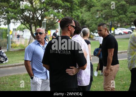 Sydney, Australie. 1er mars 2024. Des centaines de personnes se sont rassemblées à Green Park, Darlinghurst, pour rendre hommage au couple de Sydney, Jesse Baird et Luke Davies, qui aurait été assassiné, à la veille de la parade de mardi gras. Les gens se sont alignés pour signer un livre de condoléances et se sont assis en silence. Une partie de la musique a été jouée alors que les projections des deux ont été montrées sur un grand écran. Crédit : Richard Milnes/Alamy Live News Banque D'Images