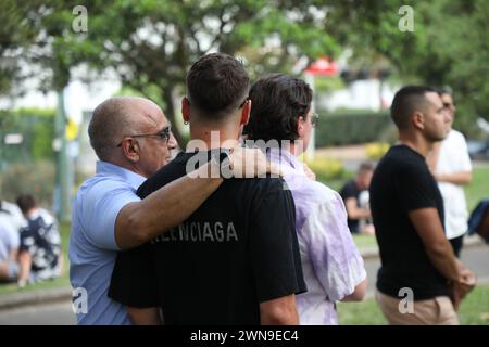 Sydney, Australie. 1er mars 2024. Des centaines de personnes se sont rassemblées à Green Park, Darlinghurst, pour rendre hommage au couple de Sydney, Jesse Baird et Luke Davies, qui aurait été assassiné, à la veille de la parade de mardi gras. Les gens se sont alignés pour signer un livre de condoléances et se sont assis en silence. Une partie de la musique a été jouée alors que les projections des deux ont été montrées sur un grand écran. Crédit : Richard Milnes/Alamy Live News Banque D'Images