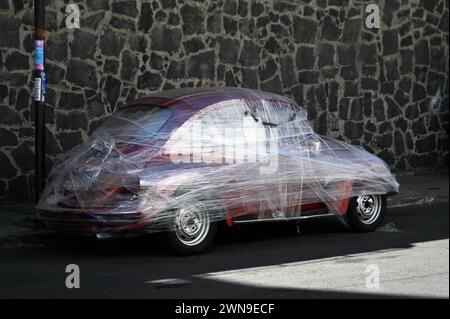 VW Beetle enveloppé dans un film plastique dans le quartier de Cuauhtemoc, Mexico Banque D'Images