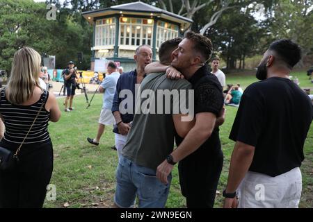 Sydney, Australie. 1er mars 2024. Des centaines de personnes se sont rassemblées à Green Park, Darlinghurst, pour rendre hommage au couple de Sydney, Jesse Baird et Luke Davies, qui aurait été assassiné, à la veille de la parade de mardi gras. Les gens se sont alignés pour signer un livre de condoléances et se sont assis en silence. Une partie de la musique a été jouée alors que les projections des deux ont été montrées sur un grand écran. Crédit : Richard Milnes/Alamy Live News Banque D'Images