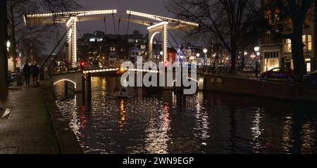 Pont illuminé sur le canal Herengracht, Amsterdam, pays-Bas Banque D'Images