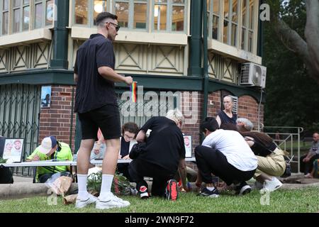 Sydney, Australie. 1er mars 2024. Des centaines de personnes se sont rassemblées à Green Park, Darlinghurst, pour rendre hommage au couple de Sydney, Jesse Baird et Luke Davies, qui aurait été assassiné, à la veille de la parade de mardi gras. Les gens se sont alignés pour signer un livre de condoléances et se sont assis en silence. Une partie de la musique a été jouée alors que les projections des deux ont été montrées sur un grand écran. Crédit : Richard Milnes/Alamy Live News Banque D'Images