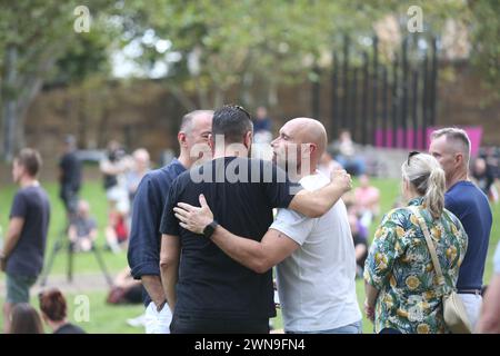 Sydney, Australie. 1er mars 2024. Des centaines de personnes se sont rassemblées à Green Park, Darlinghurst, pour rendre hommage au couple de Sydney, Jesse Baird et Luke Davies, qui aurait été assassiné, à la veille de la parade de mardi gras. Les gens se sont alignés pour signer un livre de condoléances et se sont assis en silence. Une partie de la musique a été jouée alors que les projections des deux ont été montrées sur un grand écran. Crédit : Richard Milnes/Alamy Live News Banque D'Images