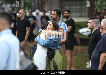 Sydney, Australie. 1er mars 2024. Des centaines de personnes se sont rassemblées à Green Park, Darlinghurst, pour rendre hommage au couple de Sydney, Jesse Baird et Luke Davies, qui aurait été assassiné, à la veille de la parade de mardi gras. Les gens se sont alignés pour signer un livre de condoléances et se sont assis en silence. Une partie de la musique a été jouée alors que les projections des deux ont été montrées sur un grand écran. Crédit : Richard Milnes/Alamy Live News Banque D'Images