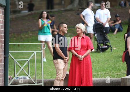 Sydney, Australie. 1er mars 2024. Des centaines de personnes se sont rassemblées à Green Park, Darlinghurst, pour rendre hommage au couple de Sydney, Jesse Baird et Luke Davies, qui aurait été assassiné, à la veille de la parade de mardi gras. Les gens se sont alignés pour signer un livre de condoléances et se sont assis en silence. Une partie de la musique a été jouée alors que les projections des deux ont été montrées sur un grand écran. Crédit : Richard Milnes/Alamy Live News Banque D'Images