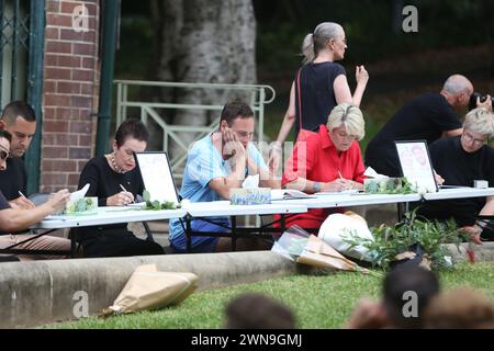 Sydney, Australie. 1er mars 2024. Des centaines de personnes se sont rassemblées à Green Park, Darlinghurst, pour rendre hommage au couple de Sydney, Jesse Baird et Luke Davies, qui aurait été assassiné, à la veille de la parade de mardi gras. Les gens se sont alignés pour signer un livre de condoléances et se sont assis en silence. Une partie de la musique a été jouée alors que les projections des deux ont été montrées sur un grand écran. Crédit : Richard Milnes/Alamy Live News Banque D'Images