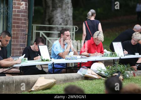 Sydney, Australie. 1er mars 2024. Des centaines de personnes se sont rassemblées à Green Park, Darlinghurst, pour rendre hommage au couple de Sydney, Jesse Baird et Luke Davies, qui aurait été assassiné, à la veille de la parade de mardi gras. Les gens se sont alignés pour signer un livre de condoléances et se sont assis en silence. Une partie de la musique a été jouée alors que les projections des deux ont été montrées sur un grand écran. Crédit : Richard Milnes/Alamy Live News Banque D'Images