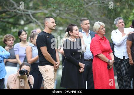 Sydney, Australie. 1er mars 2024. Des centaines de personnes se sont rassemblées à Green Park, Darlinghurst, pour rendre hommage au couple de Sydney, Jesse Baird et Luke Davies, qui aurait été assassiné, à la veille de la parade de mardi gras. Les gens se sont alignés pour signer un livre de condoléances et se sont assis en silence. Une partie de la musique a été jouée alors que les projections des deux ont été montrées sur un grand écran. Crédit : Richard Milnes/Alamy Live News Banque D'Images