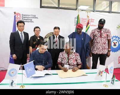 (240301) -- LAGOS, 1er mars 2024 (Xinhua) -- cette photo prise le 29 février 2024 montre une cérémonie de signature du contrat de la deuxième phase de la ligne rouge de transit ferroviaire de masse de Lagos à Lagos, au Nigeria. La première phase d'un projet de métro léger de pointe construit par la Chine dans l'État de Lagos, dans le sud-ouest du Nigeria, a été inaugurée jeudi par le président Bola Tinubu, ouvrant un nouveau chapitre dans la résolution des défis de la congestion routière et des retards dans les trajets quotidiens qui ont longtemps tourmenté la puissance économique du pays. Entrepris par China civil Engineering construction Corporation (CCECC) en 2021, le Transformat Banque D'Images