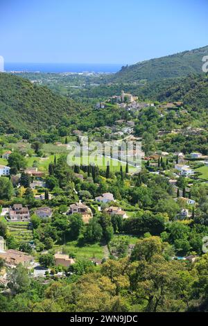 Vue de dessus d'Auribeau sur Siagne avec la mer en arrière-plan, Alpes Maritimes, Côte d'Azur, 06, PACA Banque D'Images