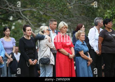 Sydney, Australie. 1er mars 2024. Des centaines de personnes se sont rassemblées à Green Park, Darlinghurst, pour rendre hommage au couple de Sydney, Jesse Baird et Luke Davies, qui aurait été assassiné, à la veille de la parade de mardi gras. Les gens se sont alignés pour signer un livre de condoléances et se sont assis en silence. Une partie de la musique a été jouée alors que les projections des deux ont été montrées sur un grand écran. Crédit : Richard Milnes/Alamy Live News Banque D'Images