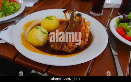 Plat bavarois traditionnel de pelles avec boulettes, Allemagne Banque D'Images