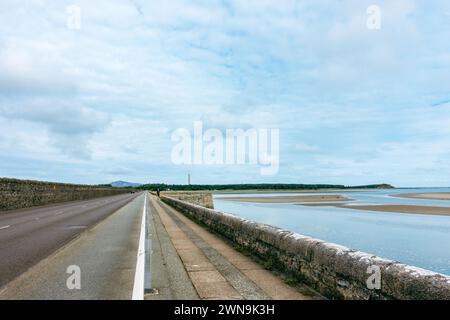 Le sentier côtier du pays de Galles dans le nord du pays de Galles. Vue pittoresque depuis la section de la côte ouest d'Anglesey sur Pont Lasinwen à Holyhead également National cycle Network Banque D'Images