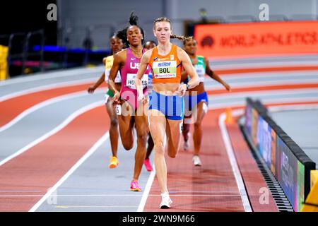 La néerlandaise Femke bol franchit la ligne d'arrivée alors qu'elle participe au Heat 4 du 400 mètres féminin lors de la première journée des Championnats du monde d'athlétisme en salle à l'Emirates Arena de Glasgow. Date de la photo : vendredi 1er mars 2024. Banque D'Images