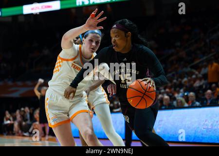 29 février 2024 : seule Williams #15 des Texas A&M Aggies se dirige vers le panier contre Sara Puckett #1 des Tennessee Lady vols lors du match de basket-ball de la NCAA entre les bénévoles de l'Université du Tennessee Lady et les Texas A&M University Aggies au Thompson Boling Arena à Knoxville TN Tim Gangloff/CSM (crédit image : © Tim Gangloff/Cal Sport Media) Banque D'Images