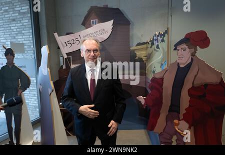 01 mars 2024, Saxe-Anhalt, Lutherstadt Eisleben : Reiner Haseloff (CDU), ministre-président de Saxe-Anhalt, se tient dans la maison de la mort de Luther à Eisleben, au milieu d'une installation pour l'exposition décentralisée de l'État commémorant les 500 ans de la guerre des paysans. L'année prochaine marquera le 500e anniversaire de la fin de la guerre des paysans allemands et l'anniversaire de la mort de Thomas Müntzer. La Saxe-Anhalt participe à la commémoration nationale en 2024/2025 avec une exposition publique décentralisée. Sous la devise 'Gerechtigkeyt 1525', la Fondation Luther Memorials, la Saxe-Anhalt A Banque D'Images