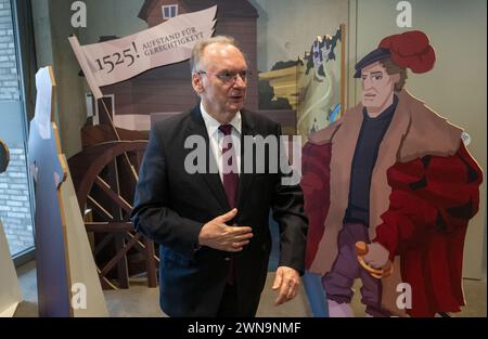 01 mars 2024, Saxe-Anhalt, Lutherstadt Eisleben : Reiner Haseloff (CDU), ministre-président de Saxe-Anhalt, se tient dans la maison de la mort de Luther à Eisleben, au milieu d'une installation pour l'exposition décentralisée de l'État commémorant les 500 ans de la guerre des paysans. L'année prochaine marquera le 500e anniversaire de la fin de la guerre des paysans allemands et l'anniversaire de la mort de Thomas Müntzer. La Saxe-Anhalt participe à la commémoration nationale en 2024/2025 avec une exposition publique décentralisée. Sous la devise 'Gerechtigkeyt 1525', la Fondation Luther Memorials, la Saxe-Anhalt A Banque D'Images