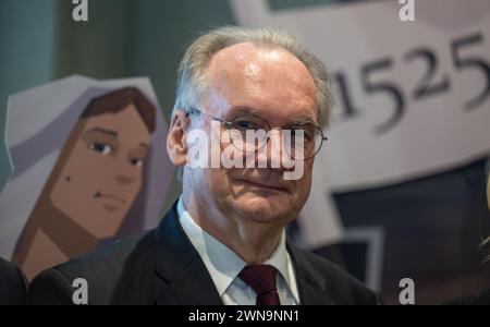 01 mars 2024, Saxe-Anhalt, Lutherstadt Eisleben : Reiner Haseloff (CDU), ministre-président de Saxe-Anhalt, fournit des informations sur l'exposition décentralisée de l'État commémorant les 500 ans de la guerre des paysans dans la maison de Luther où il est mort à Eisleben. L'année prochaine marquera le 500e anniversaire de la fin de la guerre des paysans allemands et l'anniversaire de la mort de Thomas Müntzer. La Saxe-Anhalt participe à la commémoration nationale en 2024/2025 avec une exposition publique décentralisée. Sous la devise 'Gerechtigkeyt 1525', la Luther Memorials Foundation, la Saxe-Anhalt Art Founda Banque D'Images