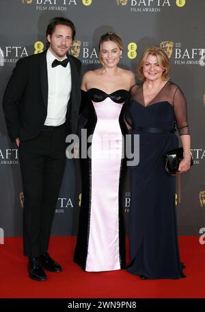 Tom Ackerley, Margot Robbie et son invité assistent aux EE BAFTA film Awards 2024 au Royal Festival Hall de Londres, en Angleterre. Banque D'Images