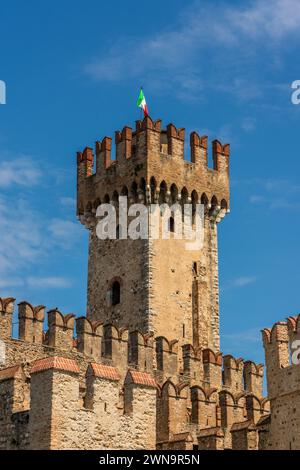 Vue du château de Scaliger près de Sirmione en Italie. Banque D'Images