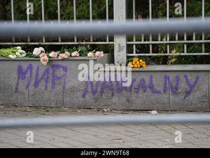 Hambourg, Allemagne. 01 mars 2024. Des fleurs se trouvent sur un mur du consulat général russe fermé au-dessus de l'inscription 'Nawalny'. Deux semaines après sa mort dans un camp de prisonniers, Alexeï Navalny, adversaire du Kremlin, a été enterré à Borisovskoïe de Moscou. Selon les autorités, Navalny est mort le 16 février dans le camp de prisonniers sous le nom officieux de "Polar Wolf" dans la région arctique sibérienne de Yamal. Crédit : Marcus Brandt/dpa/Alamy Live News Banque D'Images