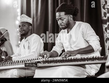 Les musiciens jouent de la musique Taarab, concert de la Dhow Countries Music Academy (DCMA), Stone Town, Zanzibar, Tanzanie Banque D'Images