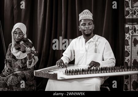 Les musiciens jouent de la musique Taarab, concert de la Dhow Countries Music Academy (DCMA), Stone Town, Zanzibar, Tanzanie Banque D'Images