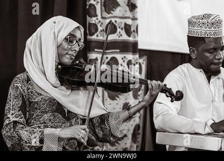 Les musiciens jouent de la musique Taarab, concert de la Dhow Countries Music Academy (DCMA), Stone Town, Zanzibar, Tanzanie Banque D'Images