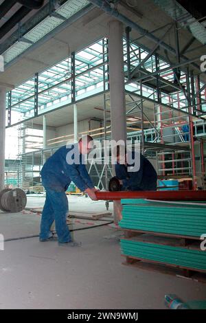 technicien en chauffage pendant les travaux de réparation et d'entretien dans un bâtiment technicien en chauffage pendant les réparations dans un bâtiment Banque D'Images