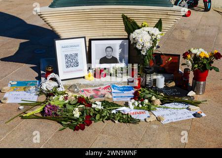 Sanctuaire en hommage au chef de l'opposition russe emprisonné, Alexei Anatolyevich Navalny. Finikoudes promenade, Larnaca Chypre. 24 février 2024 Banque D'Images