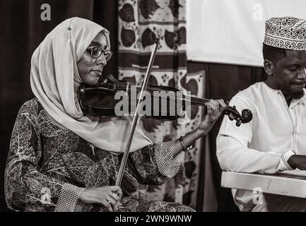 Les musiciens jouent de la musique Taarab, concert de la Dhow Countries Music Academy (DCMA), Stone Town, Zanzibar, Tanzanie Banque D'Images