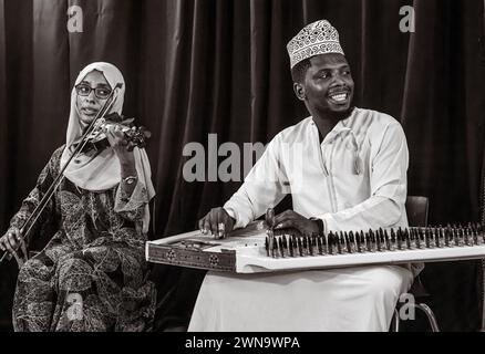 Les musiciens jouent de la musique Taarab, concert de la Dhow Countries Music Academy (DCMA), Stone Town, Zanzibar, Tanzanie Banque D'Images