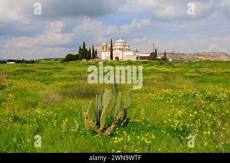 Église orthodoxe grecque de Xrisosotiros Akanthous, Stadiou, Livadia, Larnaca, Chypre. Fév 2024 Banque D'Images