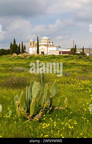 Église orthodoxe grecque de Xrisosotiros Akanthous, Stadiou, Livadia, Larnaca, Chypre. Fév 2024 Banque D'Images