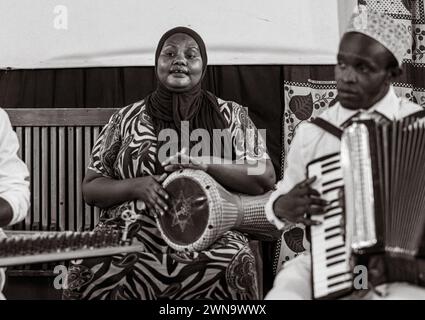 Les musiciens jouent de la musique Taarab, concert de la Dhow Countries Music Academy (DCMA), Stone Town, Zanzibar, Tanzanie Banque D'Images