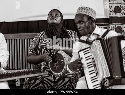 Les musiciens jouent de la musique Taarab, concert de la Dhow Countries Music Academy (DCMA), Stone Town, Zanzibar, Tanzanie Banque D'Images