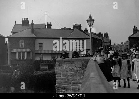 1897 photographie historique en noir et blanc d'une nounou et d'enfants sur Wye Bridge, Hereford, Herefordshire, Angleterre, Royaume-Uni Banque D'Images