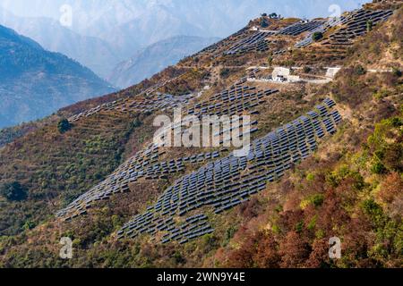 Panneaux solaires de montagne : développement économique à Pauri Garhwal, Uttarakhand. Initiative en faveur de l'énergie propre et durable. Banque D'Images