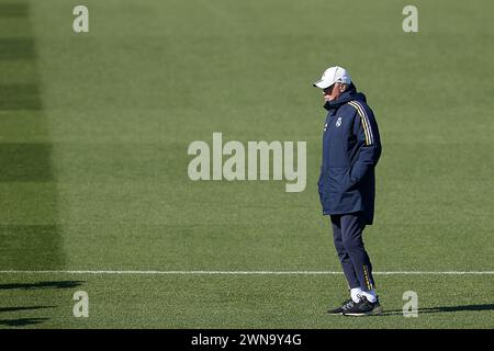 Madrid, Espagne. 01 mars 2024. Carlo Ancelotti, l'entraîneur-chef du Real Madrid CF vu lors de la séance d'entraînement avant le match de football de la semaine de la Liga 27 entre le Valencia CF et le Real Madrid CF à Ciudad Real Madrid. Crédit : SOPA images Limited/Alamy Live News Banque D'Images