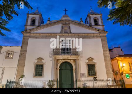 L'église Igreja de Santa Maria la nuit à Lagos, Algarve, Portugal. Banque D'Images