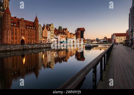 Aube dans la ville de Gdansk en Pologne. Vue sur la vieille ville vue sur la rivière comme vu de la promenade sur l'île Granary. Banque D'Images