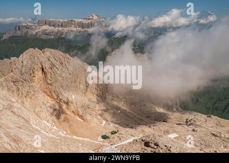 Paysage vu de Marmolada, Dolomites, Italie - en arrière-plan le pic de Piz Boe Banque D'Images