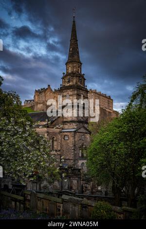 Église de St Cuthbert avec le château d'Édimbourg derrière et St Cuthbert's Kirkyard ci-dessous dans la ville d'Édimbourg, Écosse, Royaume-Uni. Banque D'Images