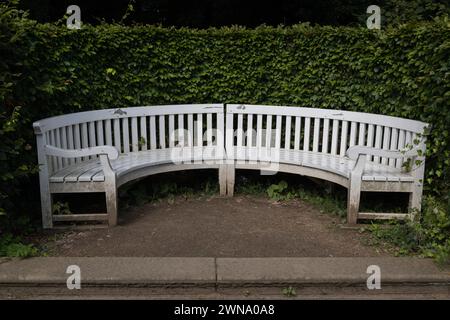Banc élégant semi-ovale à la niche de haie dans le parc de Sanssouci à Potsdam, Allemagne. Banque D'Images