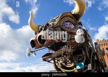 AALST, BELGIQUE, 12 FÉVRIER 2024 : figurine de taureau géant sur un char au Carnaval d'Aalst (Lotjonslos). Aalst mardi gras est la plus grande célébration de carnaval dans Banque D'Images