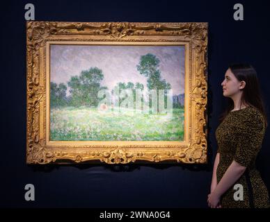 Londres, Angleterre, Royaume-Uni. 1er mars 2024. Le collaborateur de Christie se penche sur la Prairie fleurie Ã Giverny de Claude Monet, estimée à 5 500 000 GBP ''“ 8 500 000, lors de l'avant-première de Christie's '20th/21st Century London Evening Sale' et 'The Art of the Surreal Evening Sale'. Les ventes auront lieu le soir du 7 mars. (Crédit image : © Thomas Krych/ZUMA Press Wire) USAGE ÉDITORIAL SEULEMENT! Non destiné à UN USAGE commercial ! Banque D'Images