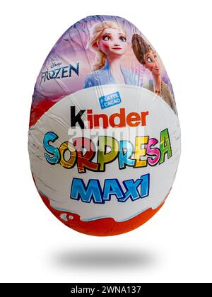 Italie - 29 février 2024 : Ferrero Kinder Sorpesa Maxi chocolat de pâques avec des personnages Disney congelés, isolé sur blanc avec chemin de découpage inclus Banque D'Images