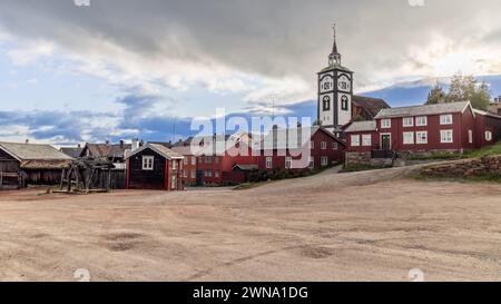 La ville de Roros prend vie dans cette vue grand angle, mettant en valeur son patrimoine minier et son église contre un ciel dynamique. Norvège Banque D'Images