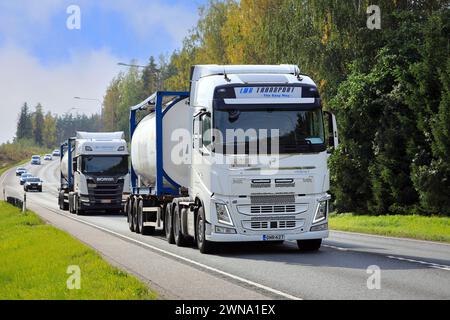 Camions blancs Volvo FH et Scania de LWG transport Oy transportant des conteneurs-citernes Bruhn Spedition le long de l'autoroute. Raasepori, Finlande. 22 septembre 2023. Banque D'Images